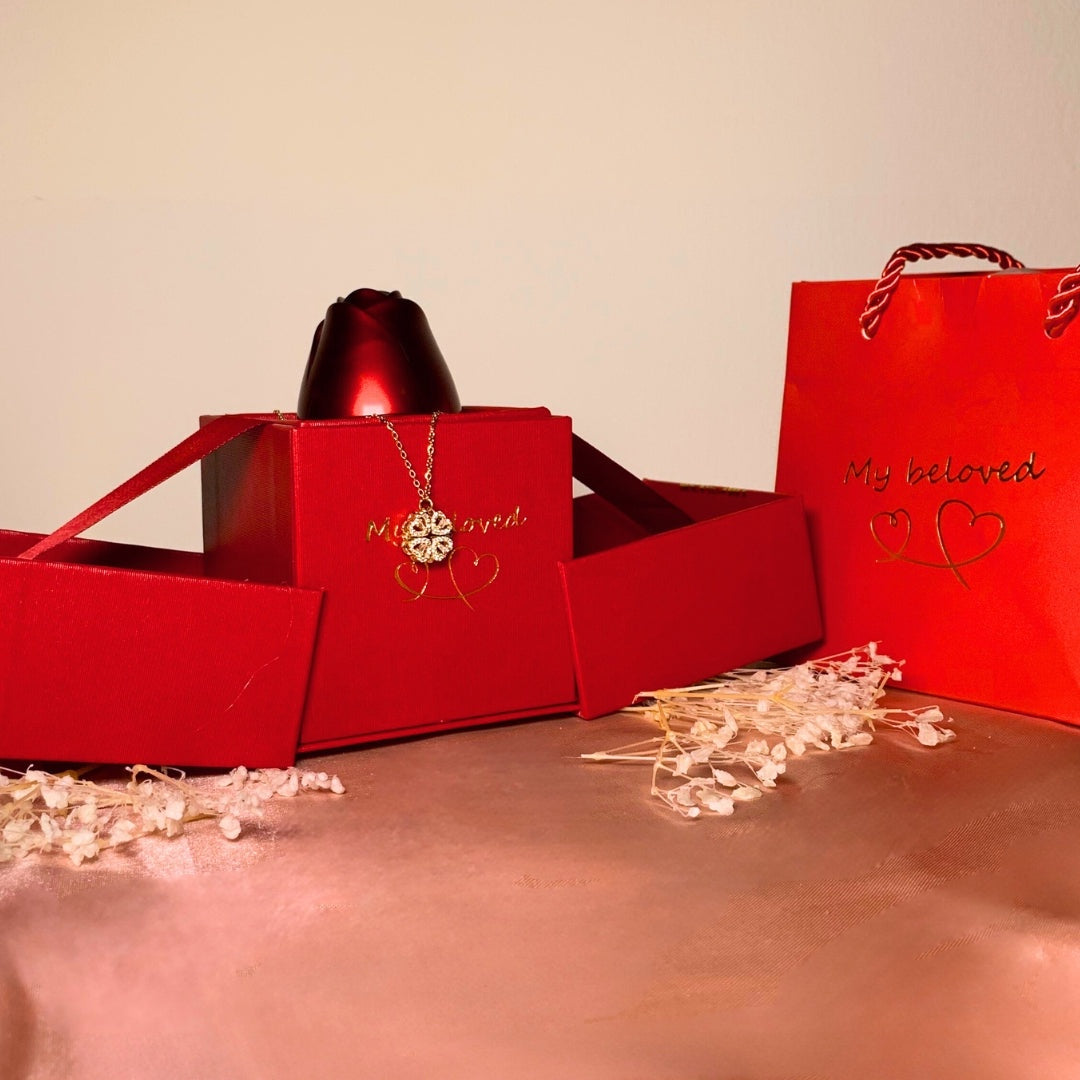 Collar de Trébol de cuatro corazones + Caja de Joyería
